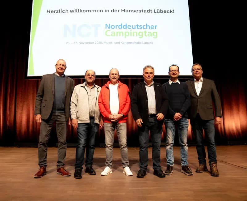 Sechs Vertreter der norddeutschen Landesverbände auf der Bühne des Norddeutschen Campingtags in Lübeck